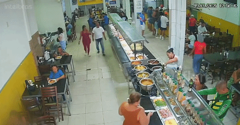 Ngọn lửa bùng dữ dội trong nhà hàng, thực khách tháo chạy trong quần áo bốc cháy