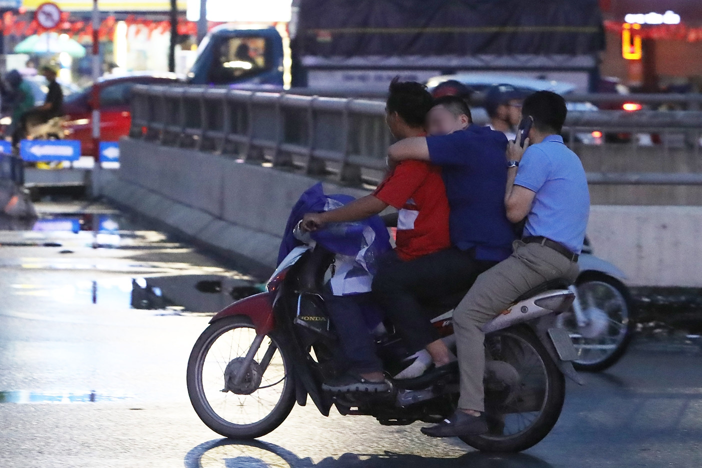 Người Hà Nội đi xe máy ngang nhiên phạm luật ở nơi chưa lắp camera AI