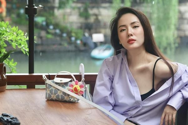 NSND Trịnh Kim Chi nghỉ dưỡng cùng chồng con, Phương Oanh và Phương Linh sexy nghẹt thở