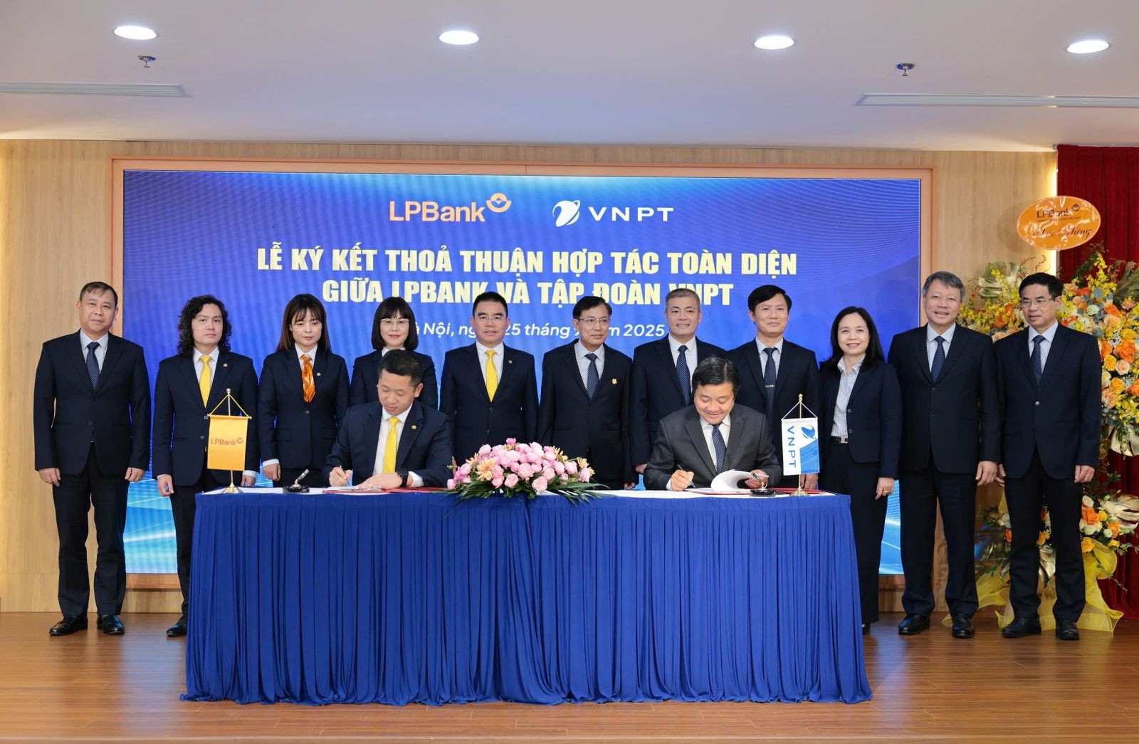 Ông Vũ Quốc Khánh, Tổng Giám đốc LPBank và ông Huỳnh Quang Liêm, TGĐ VNPT ký kết Thỏa thuận hợp tác giữa hai bên.jpg