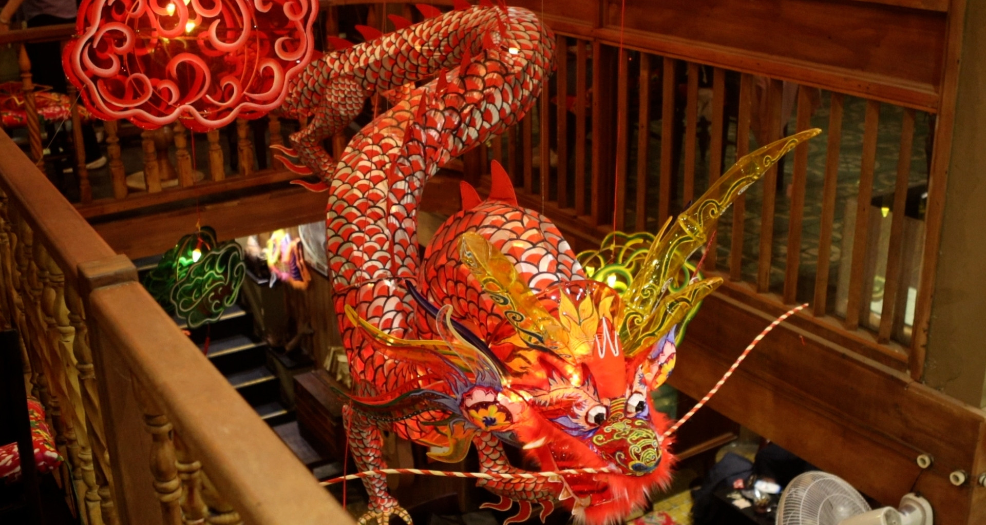 Quán cà phê TPHCM dựng rồng 12m, chi 100 triệu đồng trang trí Trung thu xưa