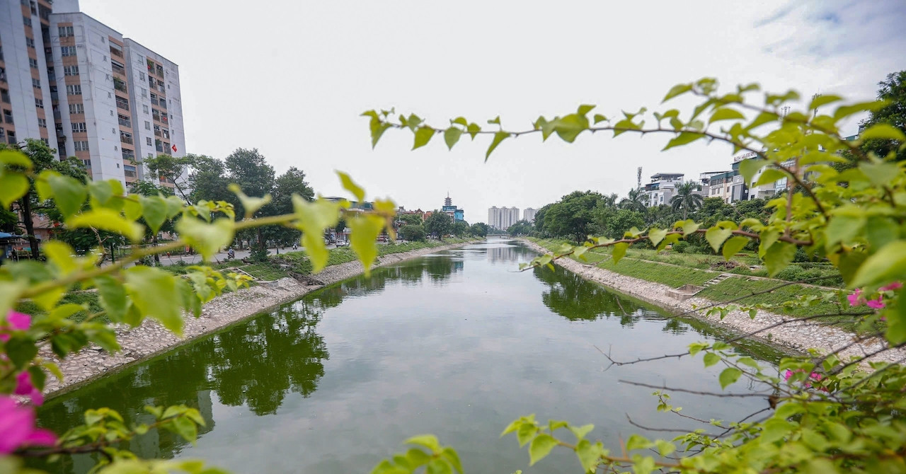 Sông Tô Lịch có đoạn nước chuyển màu đen: Giám ...
