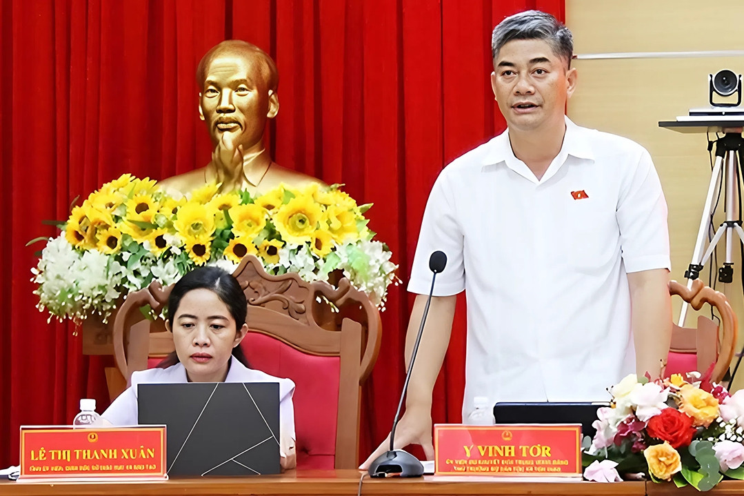 Thứ trưởng Y Vinh Tơr tiếp xúc cử tri tại Đắk Lắk