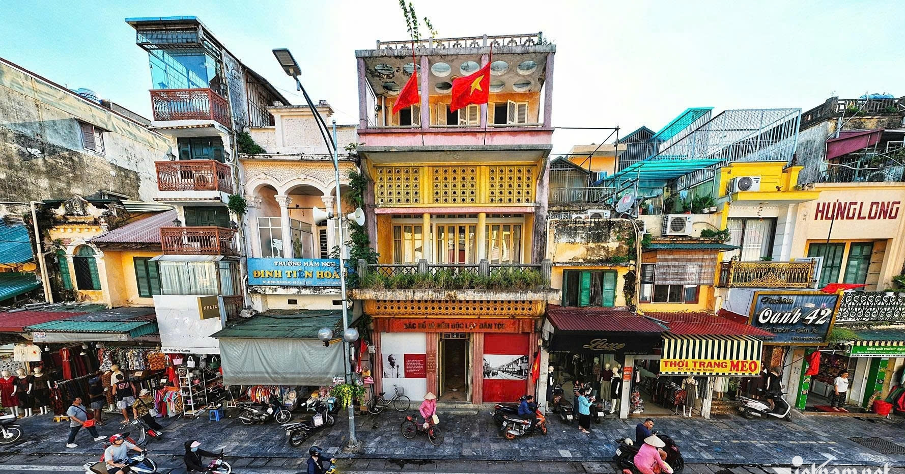 Tiểu thương chợ Đồng Xuân loay hoay kê khai hóa đơn điện tử