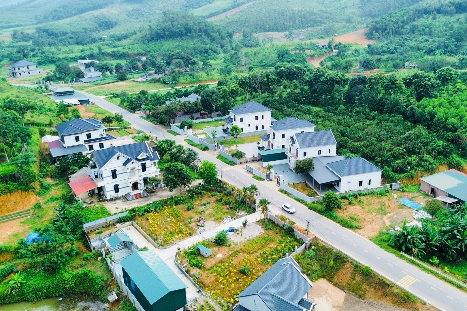 Tỉnh duy nhất nào của Việt Nam giáp với 7 địa phương?