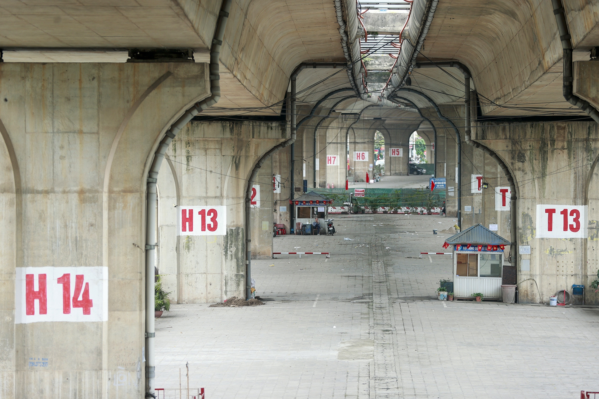 Toàn cảnh bãi xe dưới gầm cầu cạn ở Hà Nội sau lệnh 'xóa sổ'