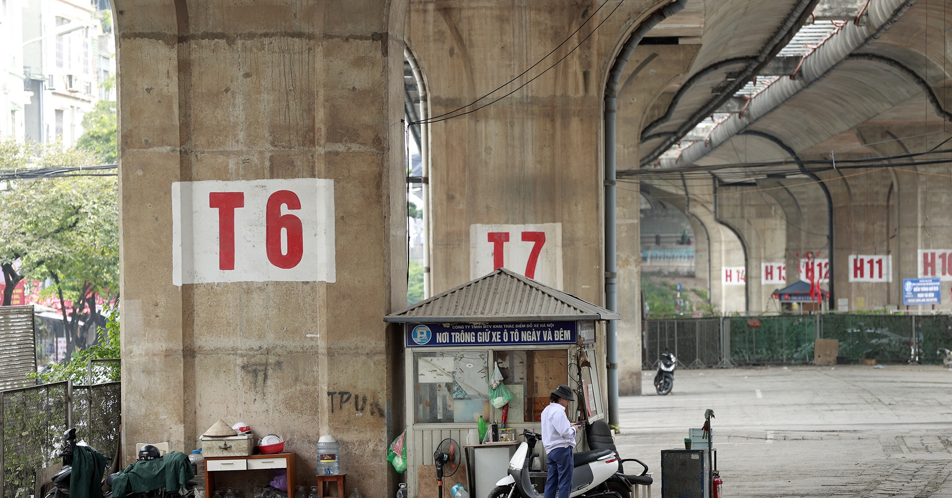 Toàn cảnh bãi xe dưới gầm cầu cạn ở Hà Nội sau lệnh &amp;apos;xóa sổ&amp;apos;