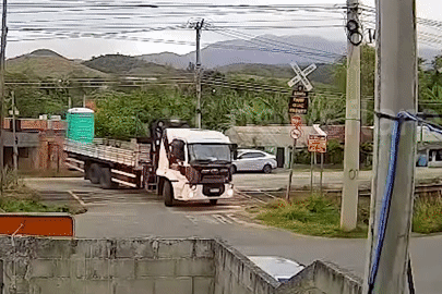 Xe tải băng qua đường ngang bị tàu hỏa đâm, kéo lê hàng chục mét