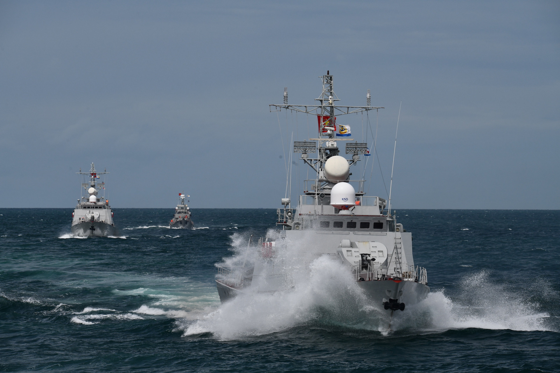 2,Các tàu chiến đấu của Lữ đoàn 175, Lữ đoàn 127 cơ động vào tuyến bắn.JPG