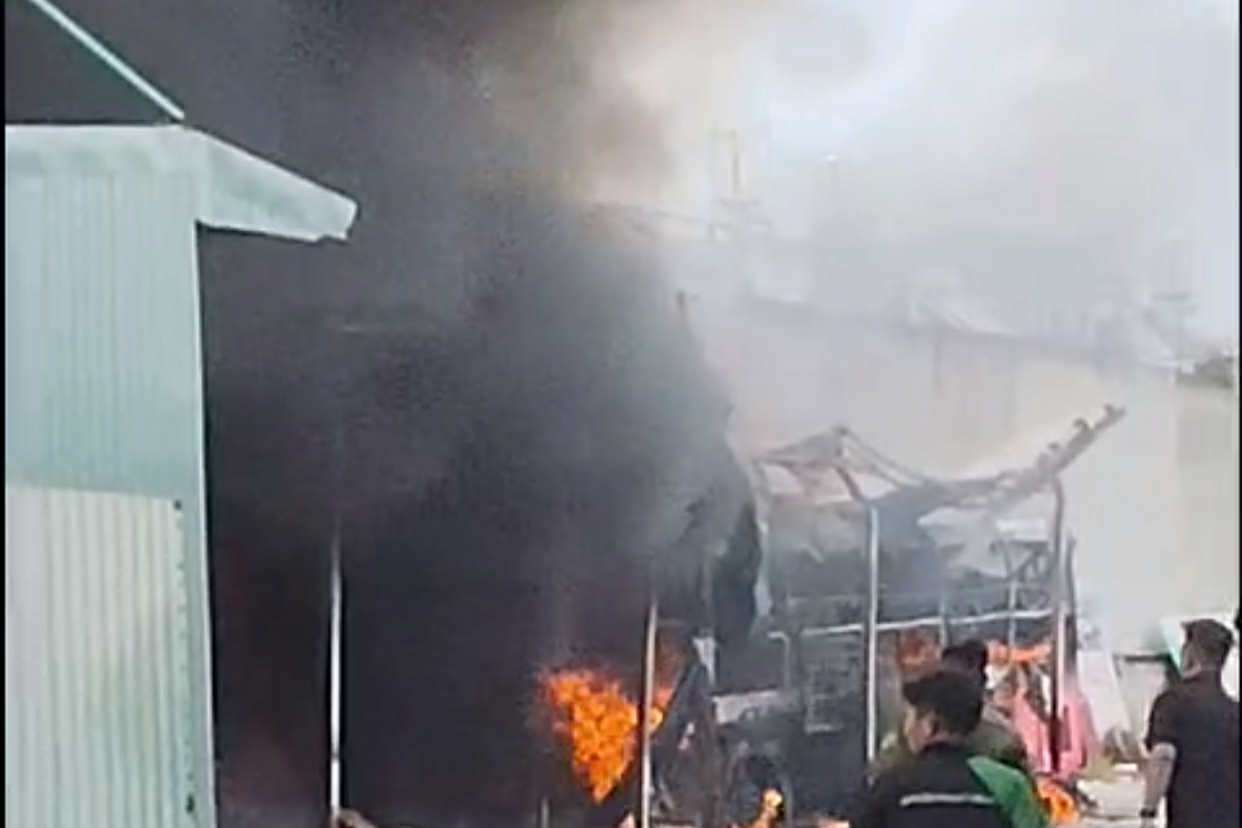 Bản tin chiều 27/9: Cháy dữ dội trong bãi giữ xe, ô tô bị thiêu rụi hoàn toàn