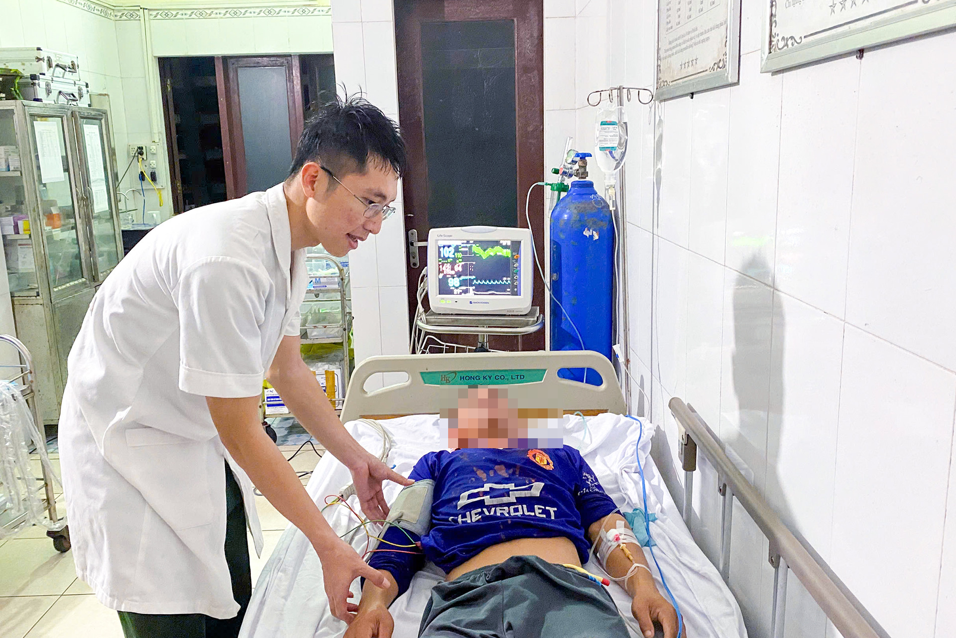 Bác sĩ đảo Trường Sa thăm khám bệnh nhân.jpg