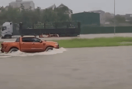 Bão Bualoi chưa đổ bộ, Nghệ An đã mưa trắng trời, ô tô nối đuôi 'bơi' trên phố