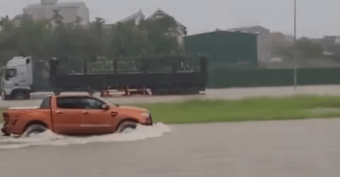 Bão Bualoi chưa đổ bộ, Nghệ An đã mưa trắng trời, ô tô nối đuôi &amp;apos;bơi&amp;apos; trên phố