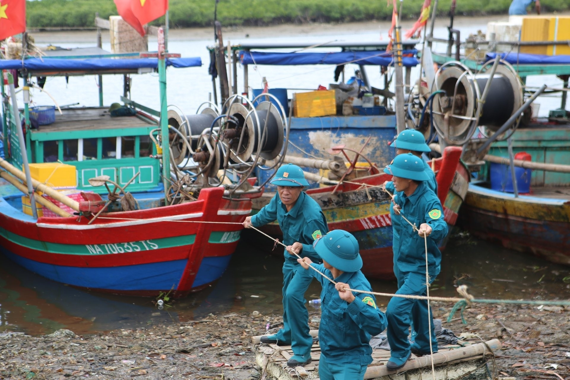 Bão số 10 Bualoi gây mưa xối xả, 3 tỉnh Nghệ An, Thanh Hoá, Hà Tĩnh cấm biển