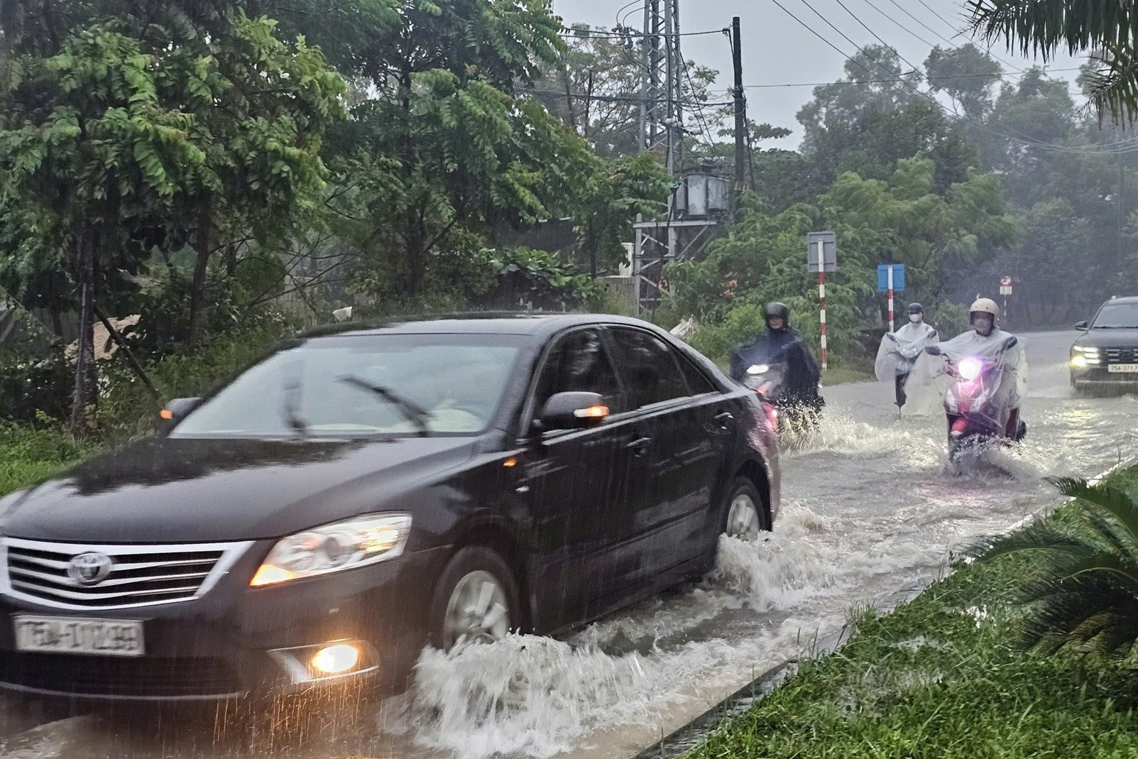 Bão số 10 gây mưa lớn ở TP Huế, một phụ nữ bị lũ cuốn mất tích