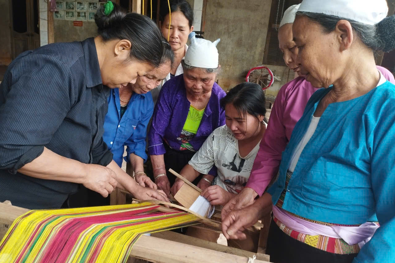 Câu chuyện đặc biệt trong tấm vải thổ cẩm của người Mường ở xóm Cóm