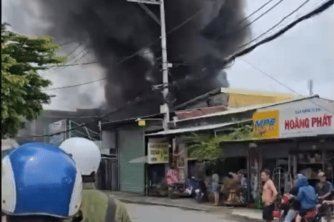 Cháy dữ dội trong bãi giữ xe ở TPHCM, ô tô 45 chỗ bị thiêu rụi hoàn toàn