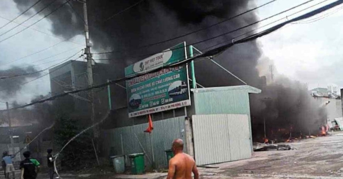 Cháy dữ dội trong bãi giữ xe ở TPHCM, ô tô 45 chỗ bị thiêu rụi hoàn toàn