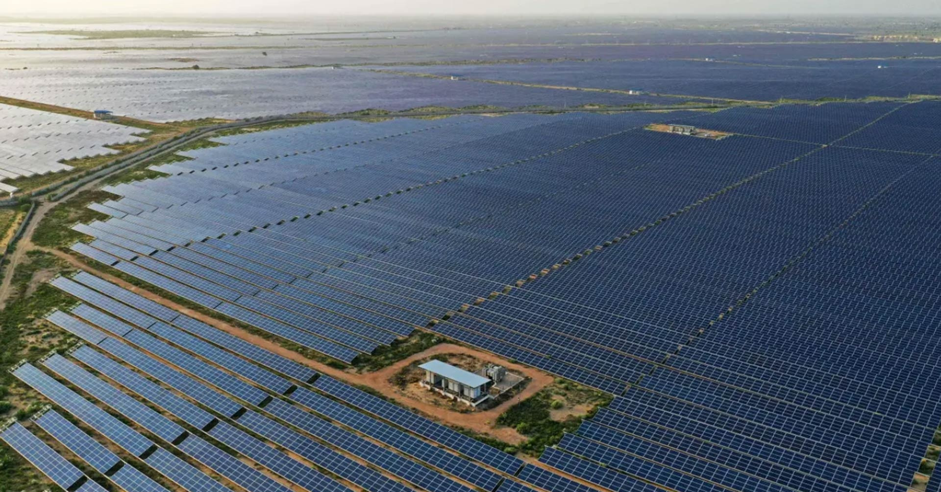 Nhà máy điện mặt trời khổng lồ ở sa mạc, triệu người hưởng lợi