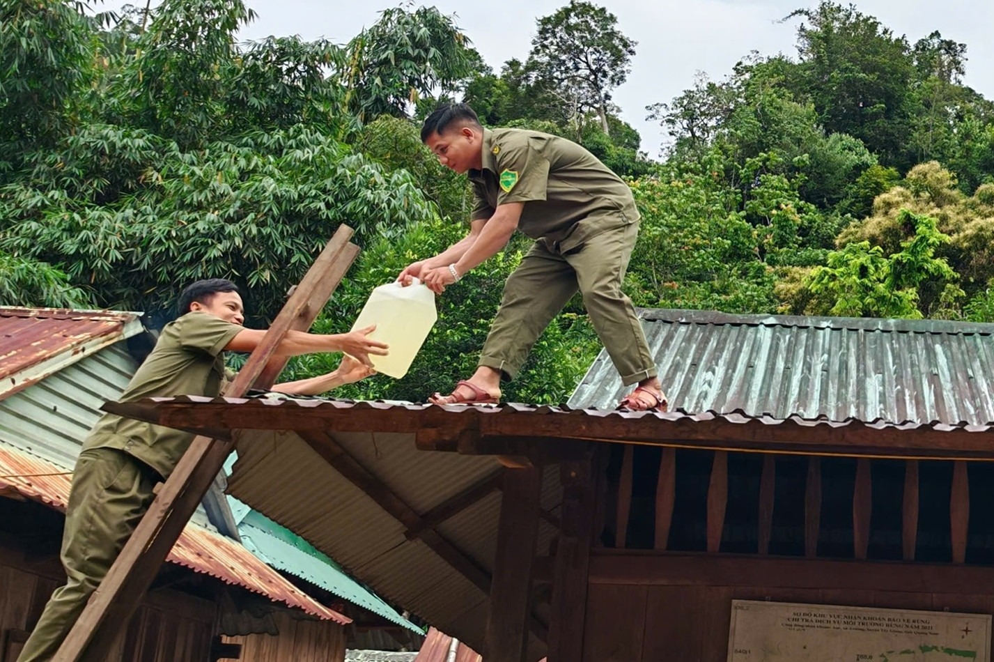 Đà Nẵng hạ mực nước hồ thủy điện, ngư dân thuê xe cẩu đưa thuyền lên bờ tránh bão Bualoi