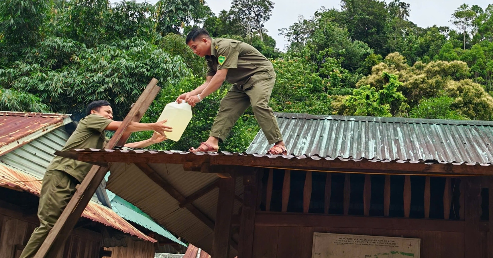 Đà Nẵng hạ mực nước hồ thủy điện, ngư dân thuê xe cẩu đưa thuyền lên bờ tránh bão Bualoi