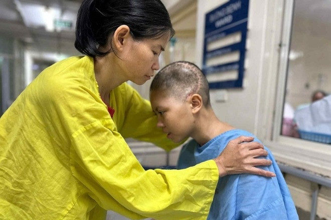 Đau lòng cảnh con nằm viện cấp cứu, bố ở nhà đột ngột qua đời