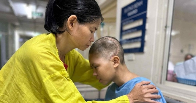 Đau lòng cảnh con nằm viện cấp cứu, bố ở nhà đột ngột qua đời