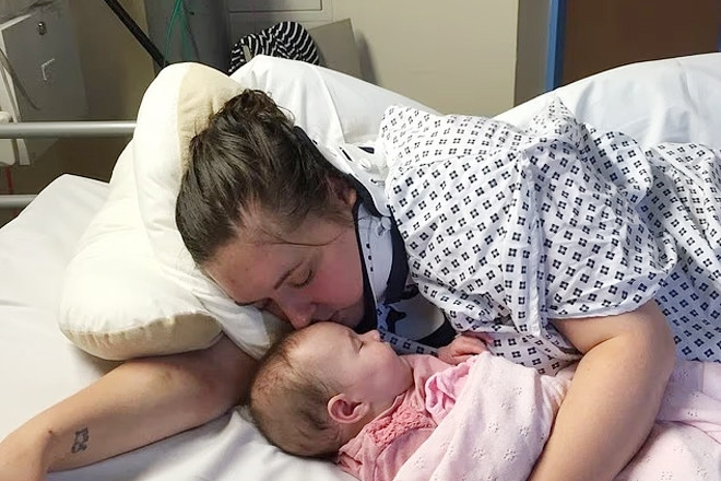 Người phụ nữ trẻ gặp sự cố khó tin khi ngáp gãy cổ, suýt mất mạng