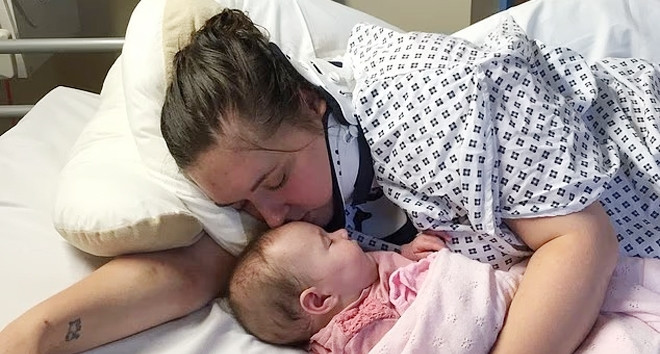 Người phụ nữ trẻ gặp sự cố khó tin khi ngáp gãy cổ, suýt mất mạng