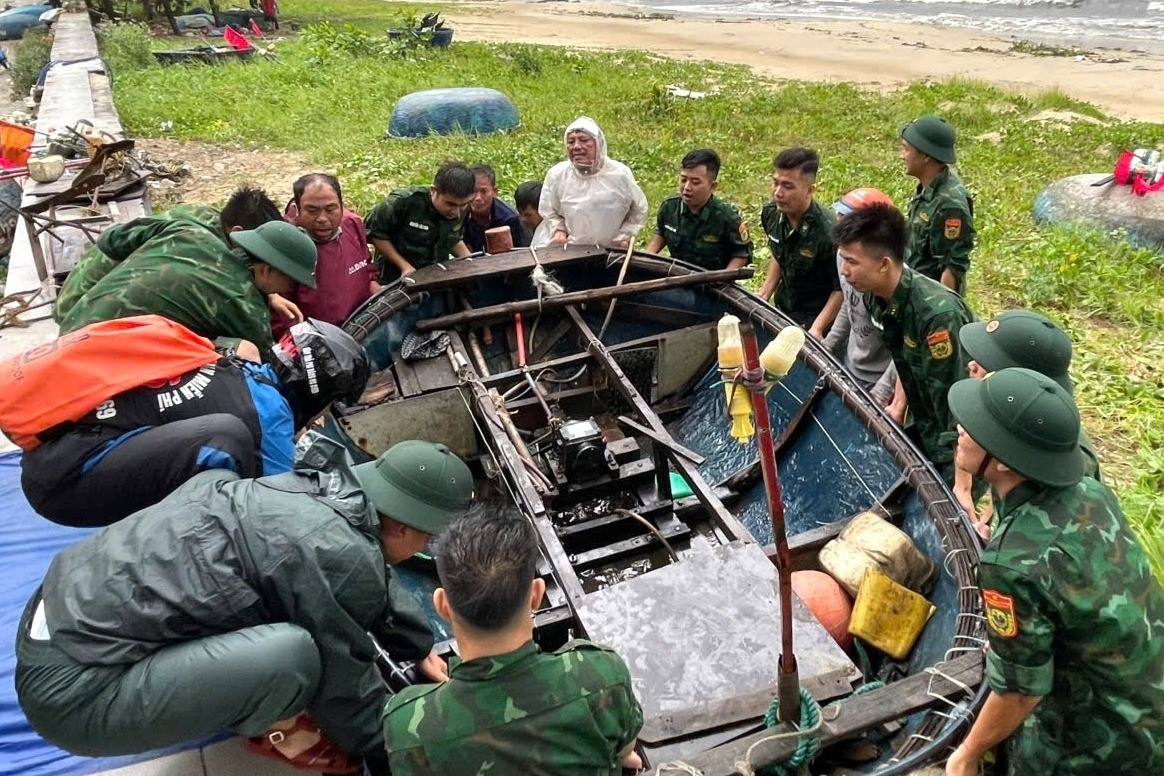 Quân khu 5 huy động hàng nghìn cán bộ, chiến sĩ giúp dân ứng phó bão Bualoi