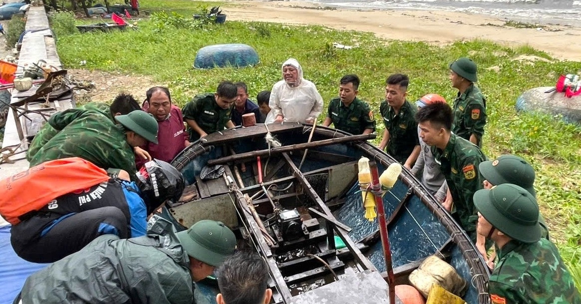 Quân khu 5 huy động hàng nghìn cán bộ, chiến sĩ giúp dân ứng phó bão Bualoi