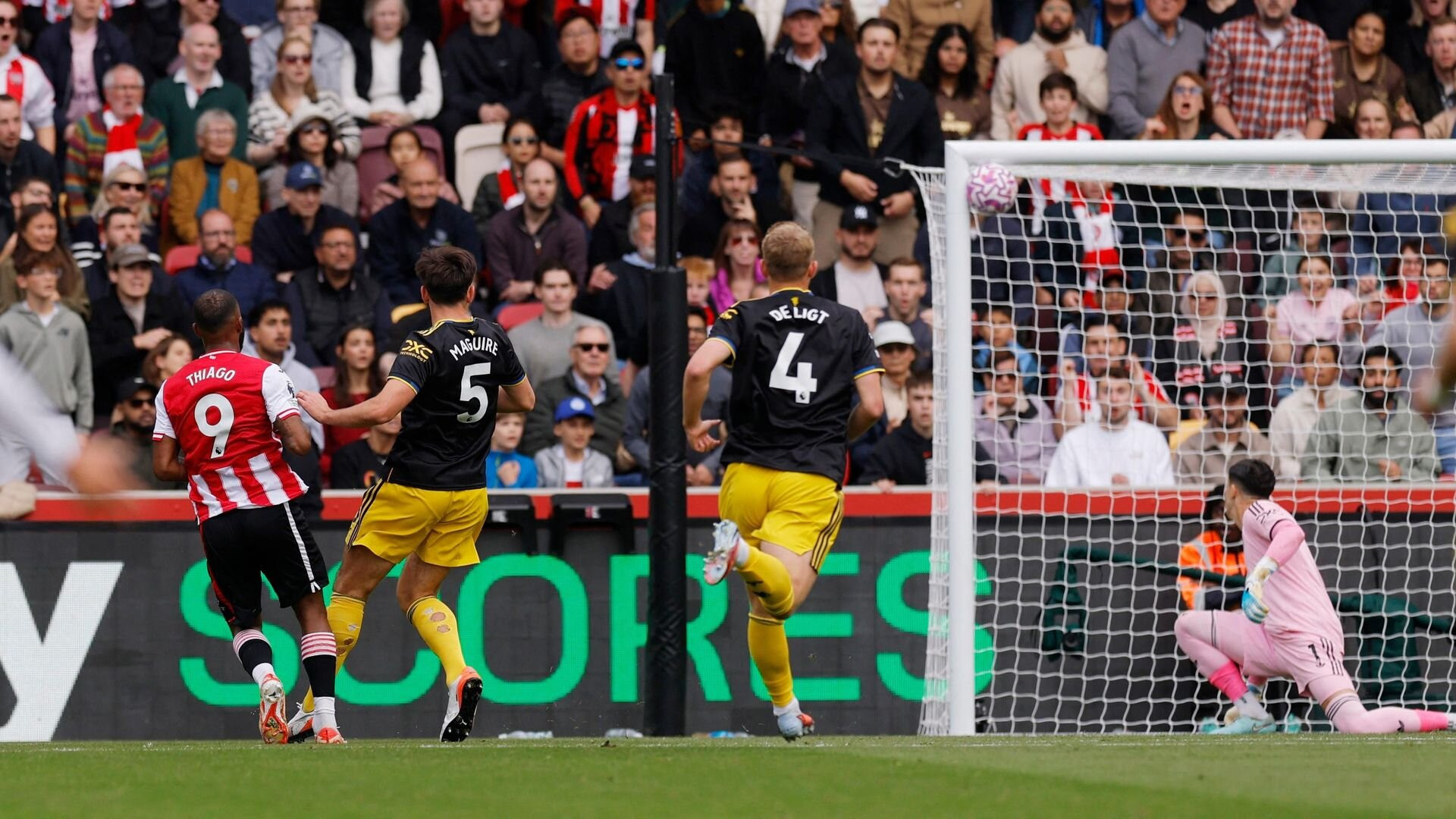resources_premierleague_pulselive_com 2025 09 27T114047Z_1440867397_UP1EL9R0WFXLS_RTRMADP_3_SOCCER ENGLAND BRE MUN (1).jpg