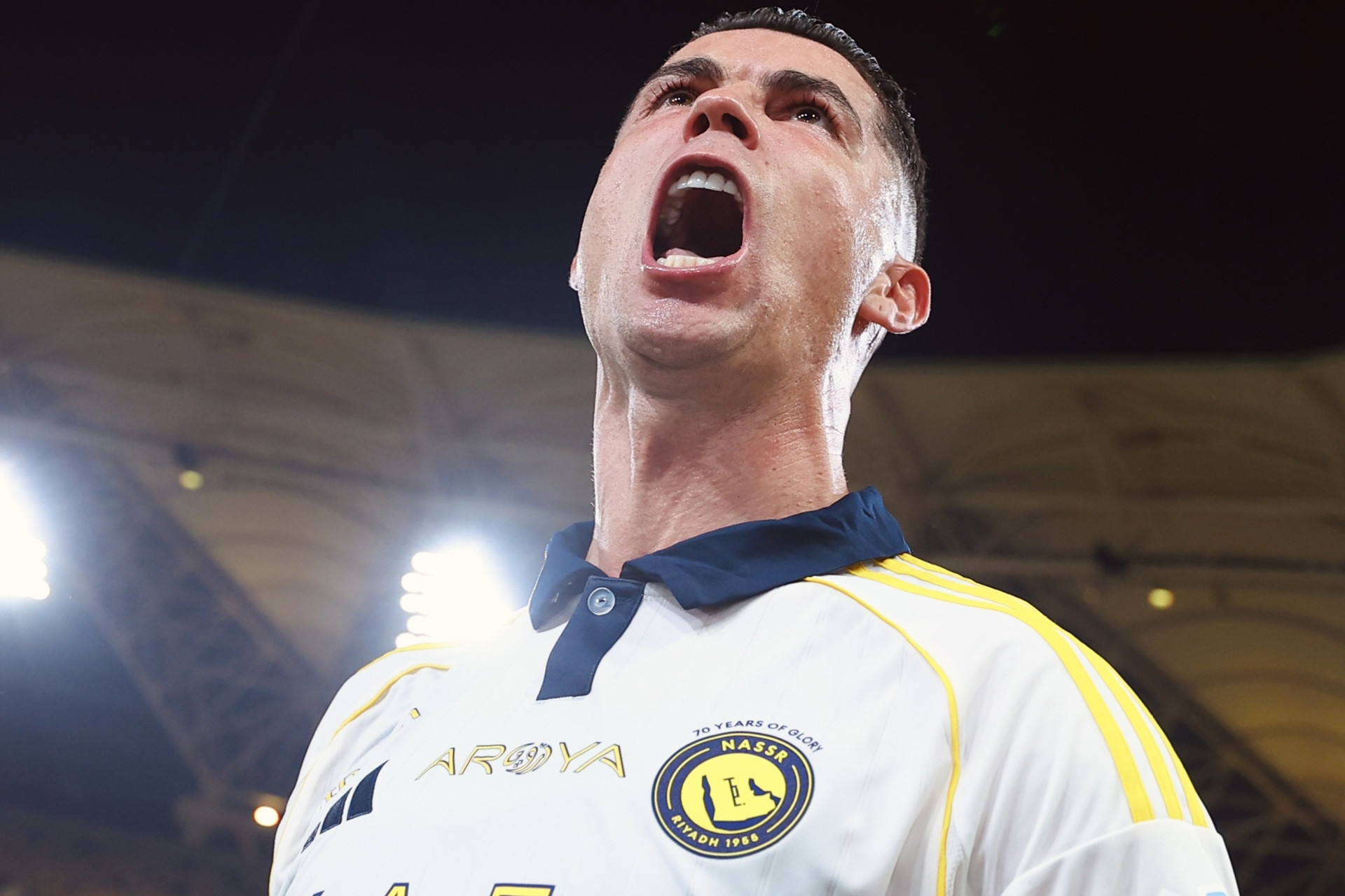 Ronaldo che mờ Benzema, Al Nassr độc chiếm ngôi đầu