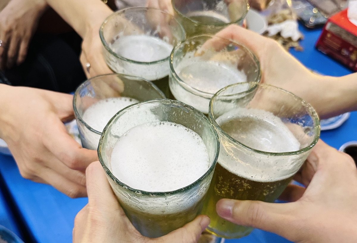 Sai lầm lúc uống bia, người đàn ông vỡ bàng quang khi té ngã