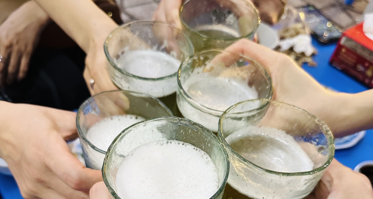 Sai lầm lúc uống bia, người đàn ông vỡ bàng quang khi té ngã