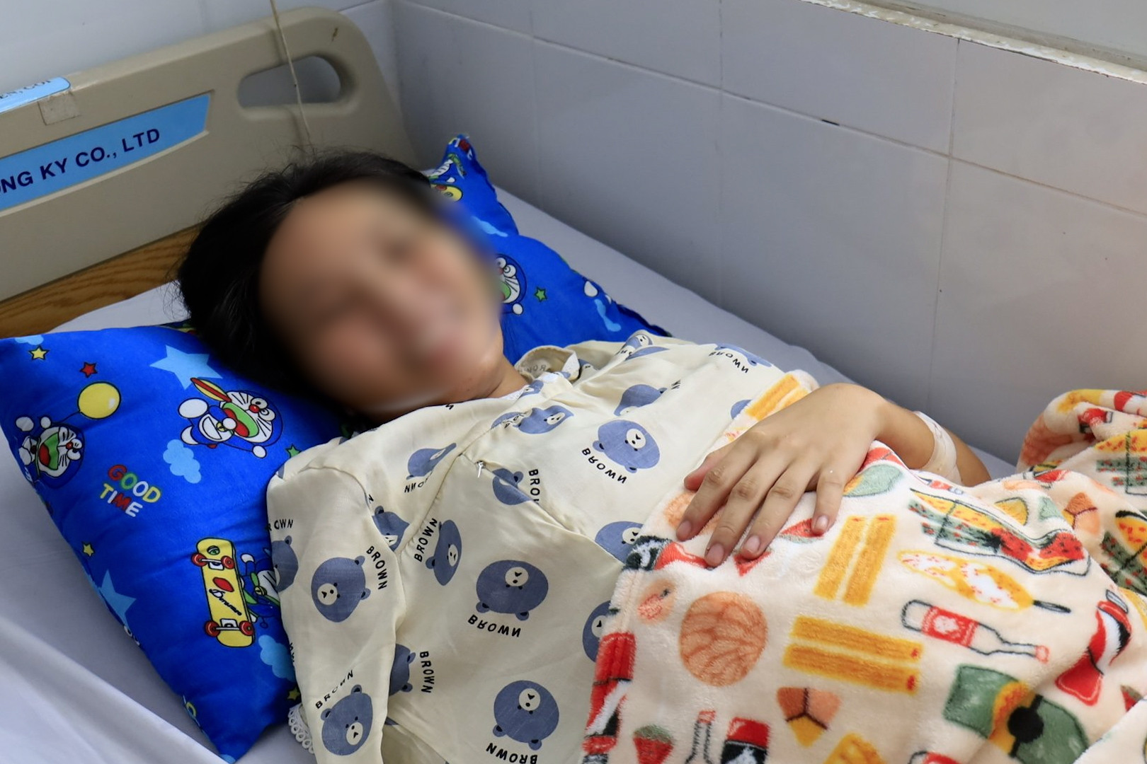 Sức khỏe hiện tại của sản phụ mang song thai được ghép tạm tay đứt lìa vào chân