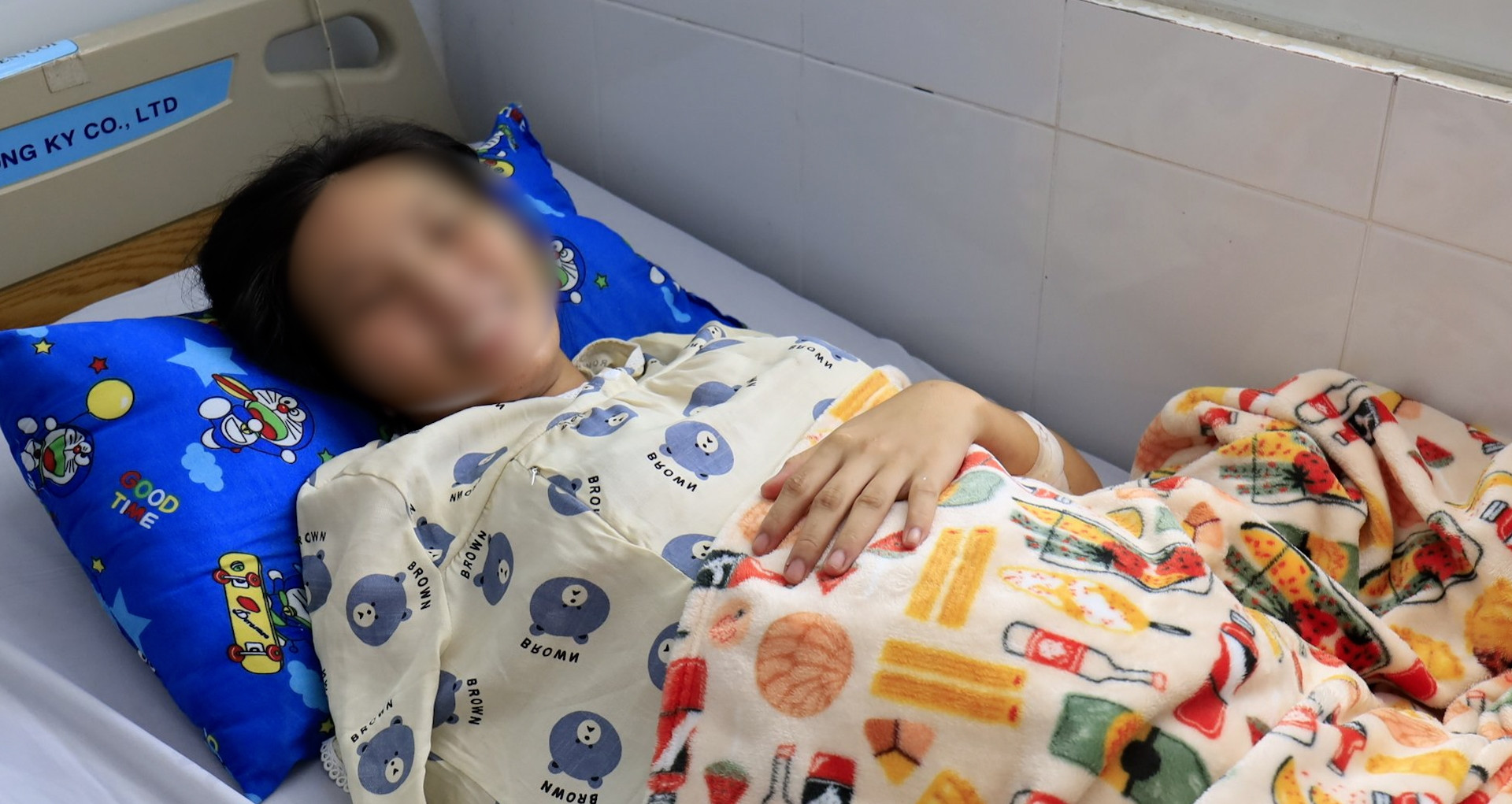 Sức khỏe hiện tại của sản phụ mang song thai được ghép tạm tay đứt lìa vào chân