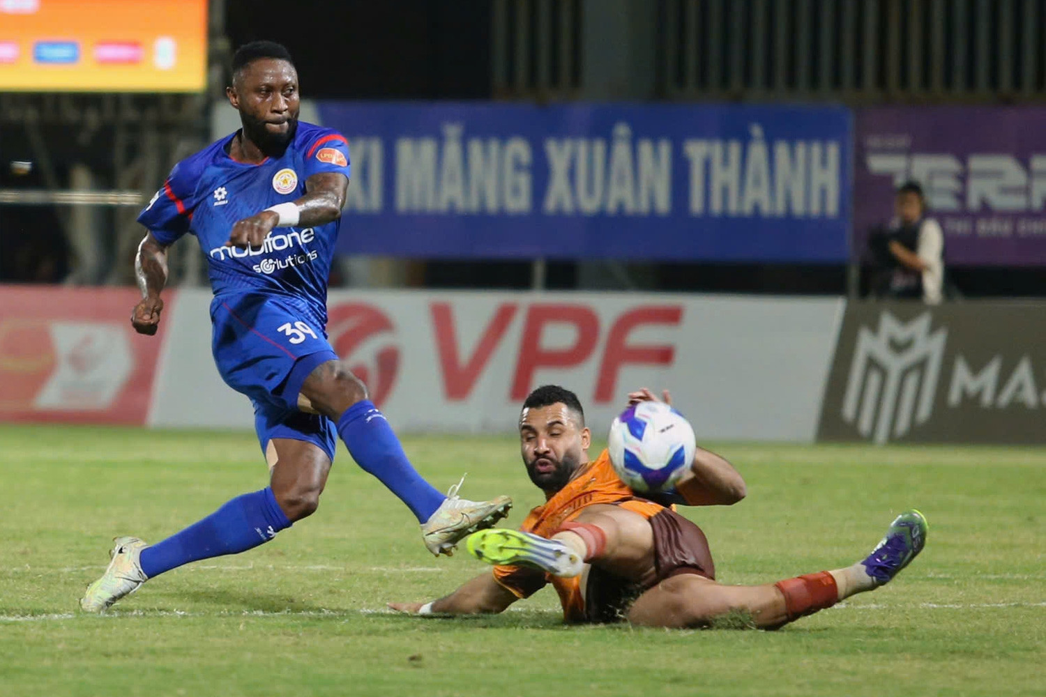 HAGL chia điểm PVF-CAND, thoát khỏi cuối bảng