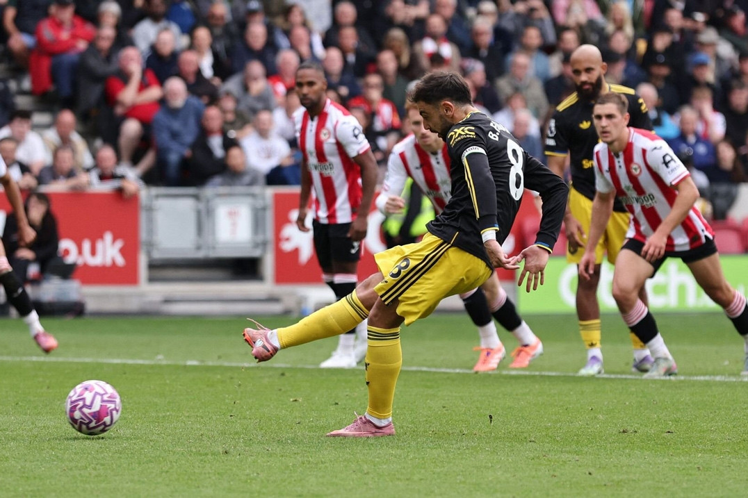 Bruno Fernandes đá hỏng 11m, MU thua bẽ bàng trước Brentford
