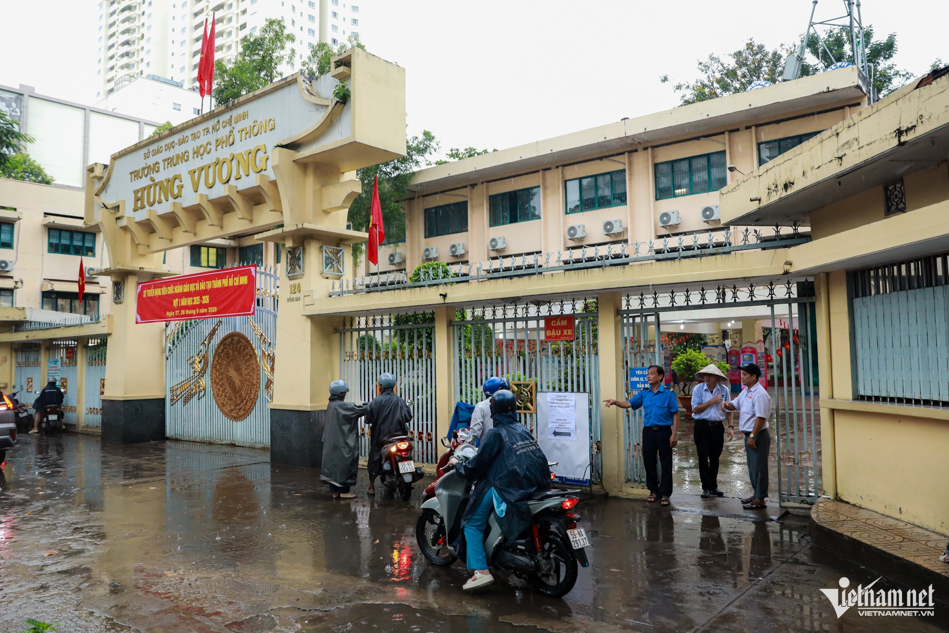 W-teacher Nguyen Hue 2.jpg