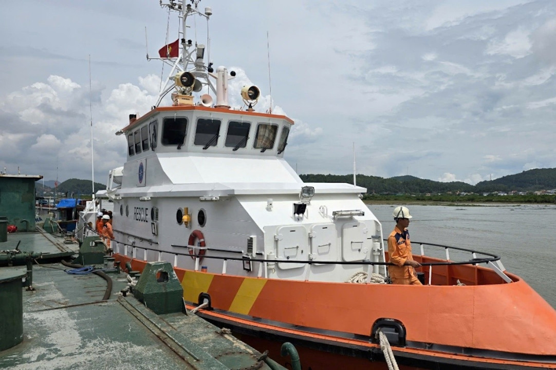 2 người mất tích, 42 chuyến bay phải hủy do bão số 10 Bualoi
