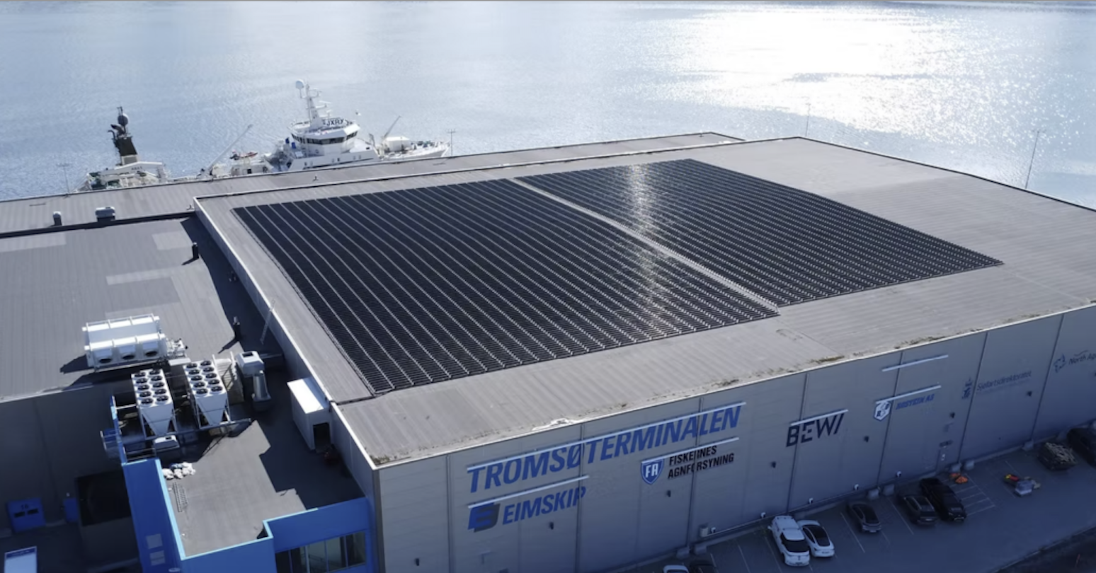 6.400 tấm pin mặt trời dựng thẳng đứng trên một mái nhà, điều bất ngờ đã xảy ra