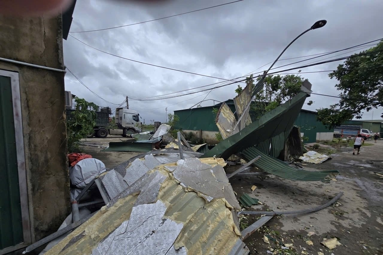 Bản tin cuối ngày 28/9: Gió giật mạnh trước bão số 10, lốc xoáy tốc mái nhà dân