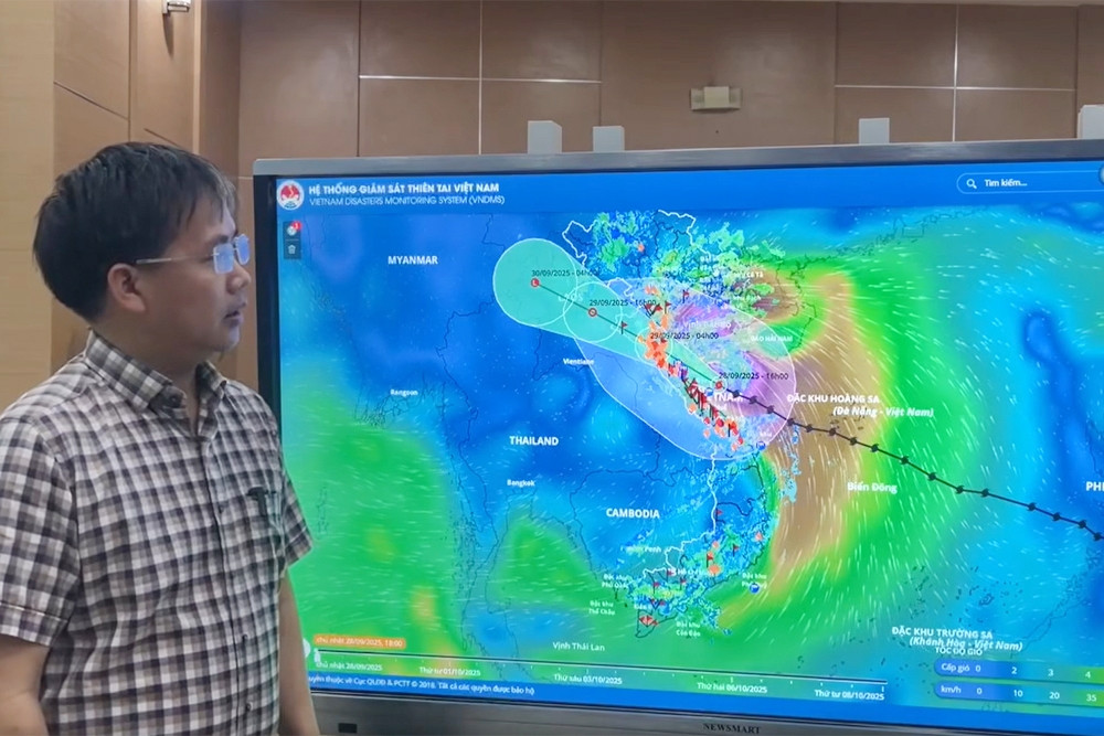 Tâm bão số 10 Bualoi ở Bắc Quảng Trị - Nghệ An, mưa lớn và gió rít suốt đêm