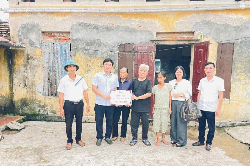 Bạn đọc giúp đỡ vợ chồng già nuôi con bại não hơn 78 triệu đồng