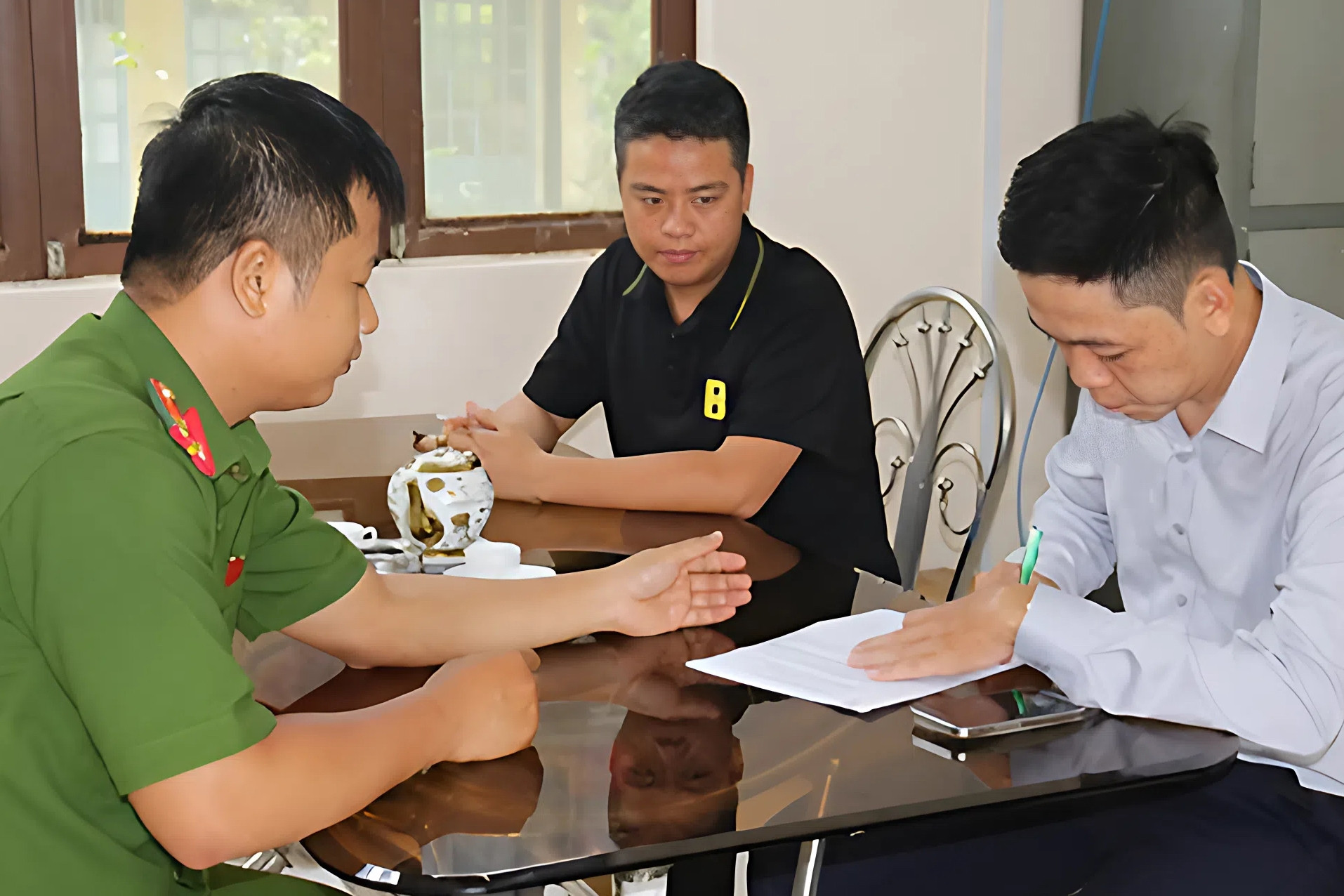 Bỗng dưng nhận 2,3 tỷ đồng vào tài khoản, người đàn ông chủ động làm việc này