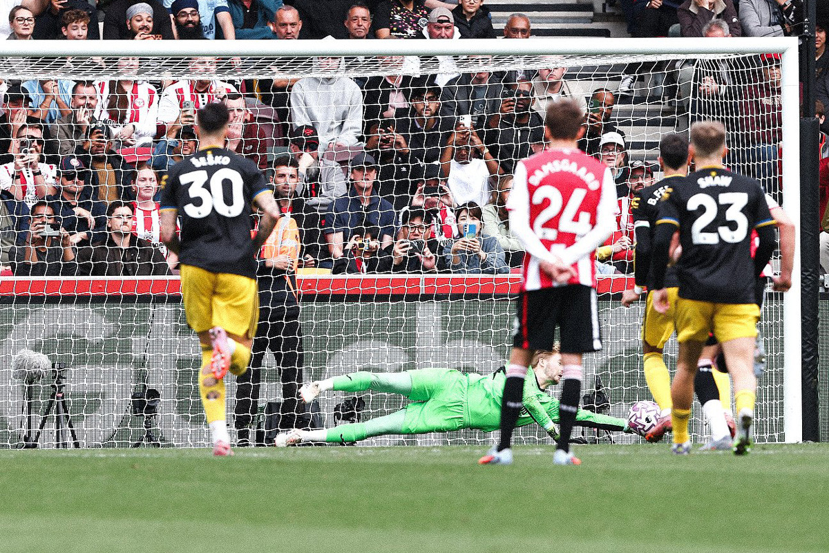 Bruno Brentford MU penalty.jpg