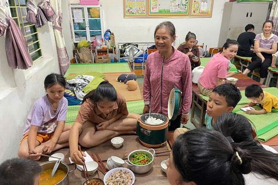 Bữa ăn tối nghẹn lòng ở nơi tránh bão