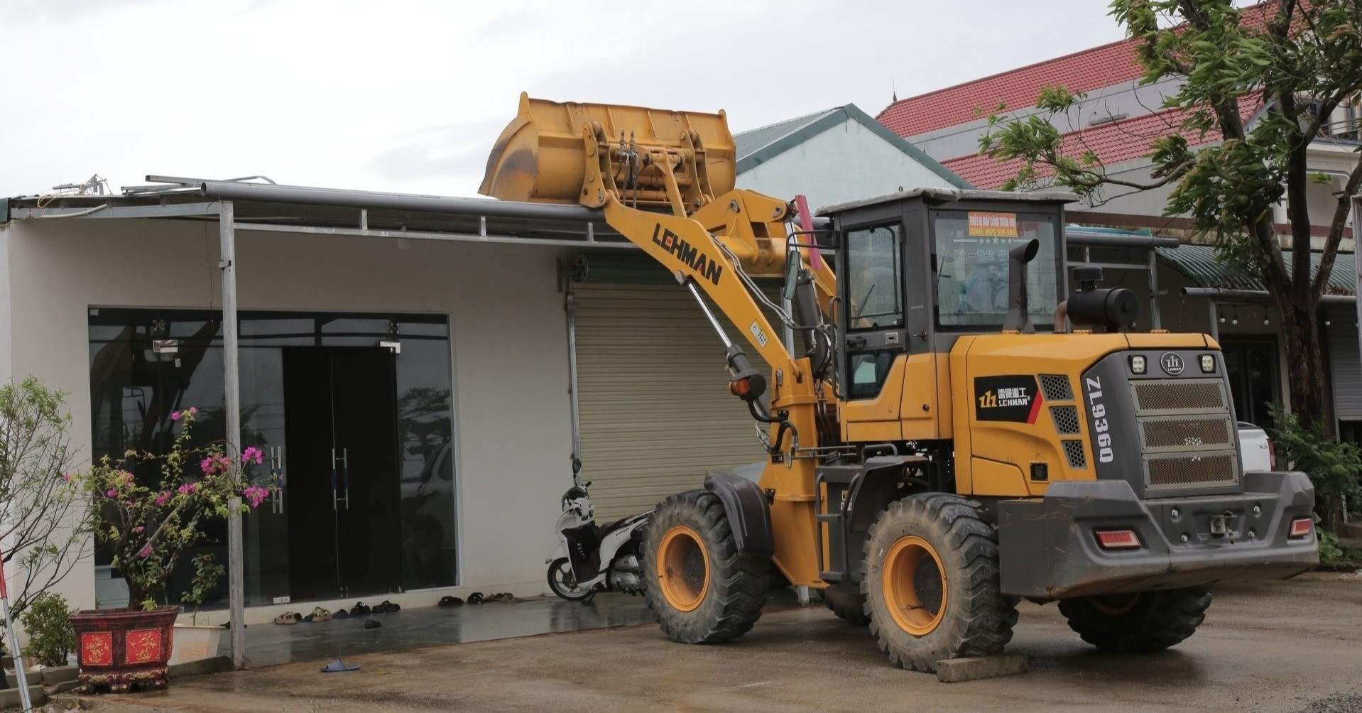 Cảnh tượng &amp;apos;lạ&amp;apos; trên hàng loạt mái nhà của người dân trước khi bão Bualoi đổ bộ