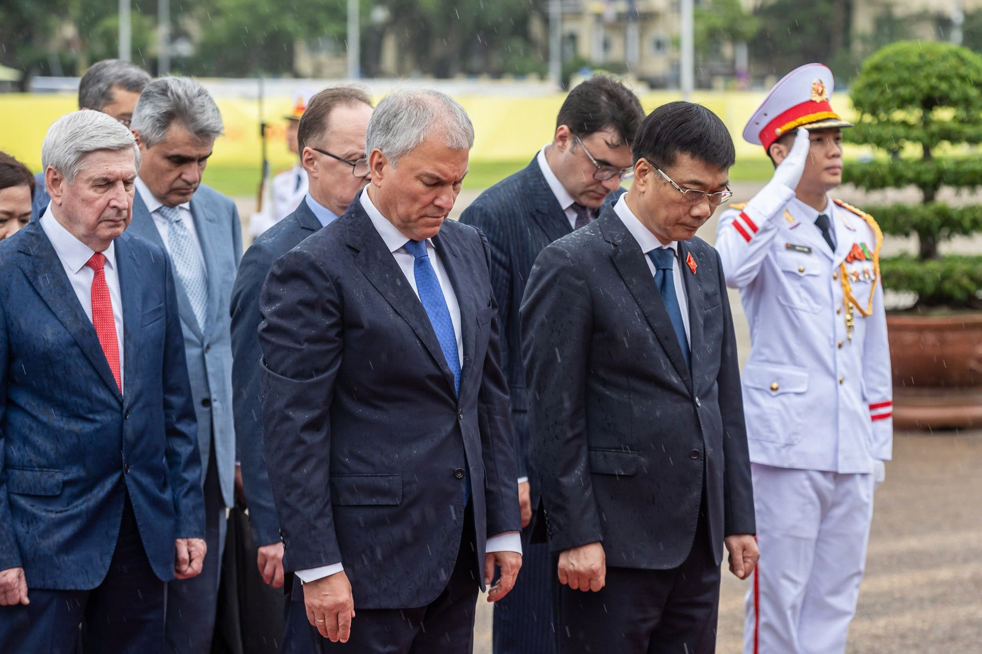 Chủ tịch Duma Quốc gia Nga xem hiện vật chiến tranh, viếng Chủ tịch Hồ Chí Minh